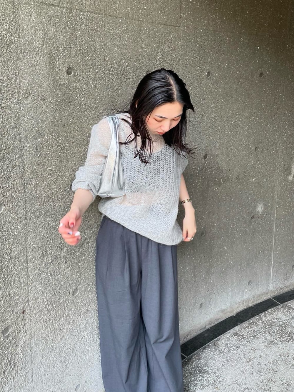 ブラック系のスニーカー、グレー系のニット/セーター、グレー系のその他パンツを着用したレディースの秋コーディネートの4枚目の写真