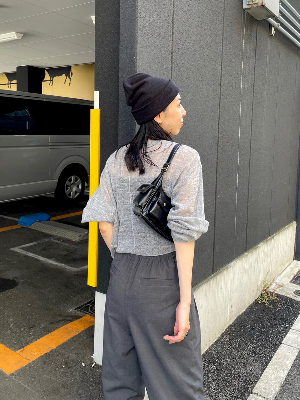 ブラック系のスニーカー、グレー系のその他パンツ、グレー系のニット/セーターを着用したレディースの秋コーディネートの5枚目の写真