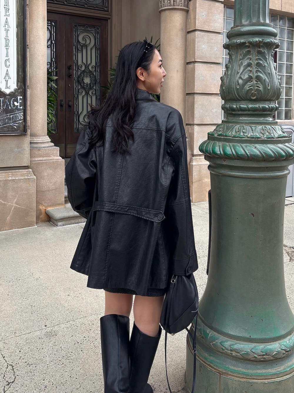 ブラック系のブーツ、ブラック系のショルダーバッグ、グリーン系のTシャツ/カットソーを着用したレディースの秋コーディネートの3枚目の写真