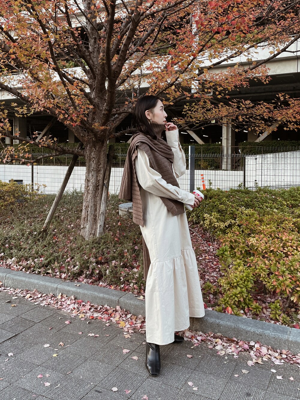 ブラウン系のニット/セーター、ベージュ系のワンピースを着用したレディースの冬コーディネートの3枚目の写真