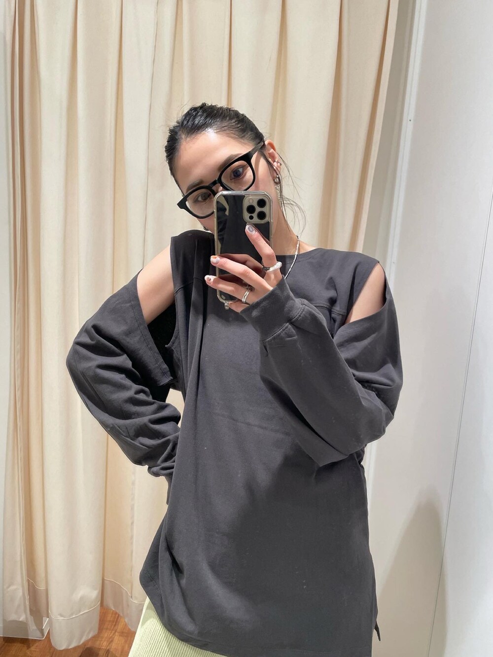 ブラック系のパンプス、グレー系のTシャツ/カットソー、グリーン系のその他パンツを着用したレディースの秋コーディネートの2枚目の写真