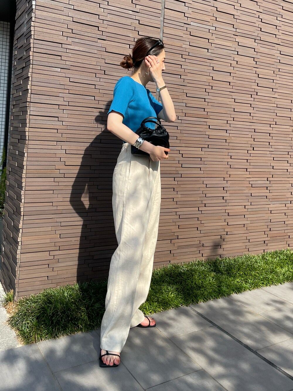 ブルー系のTシャツ/カットソー、ホワイト系のその他パンツを着用したレディースの夏コーディネートの3枚目の写真