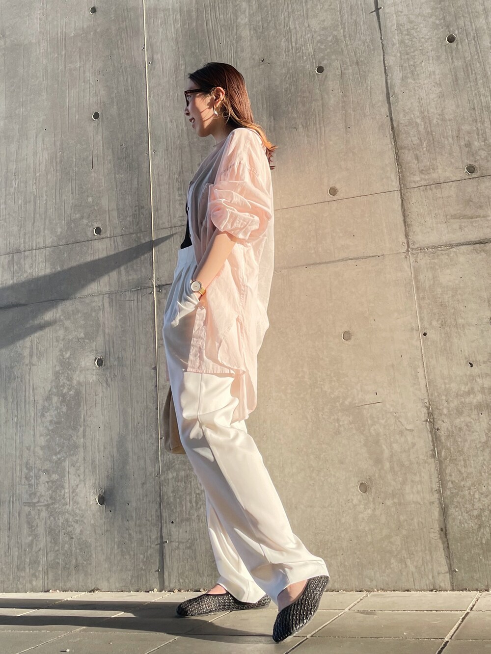 ブラック系のキャミソール、ホワイト系のスラックス、ピンク系のシャツ/ブラウスを着用したレディースの春コーディネートの3枚目の写真