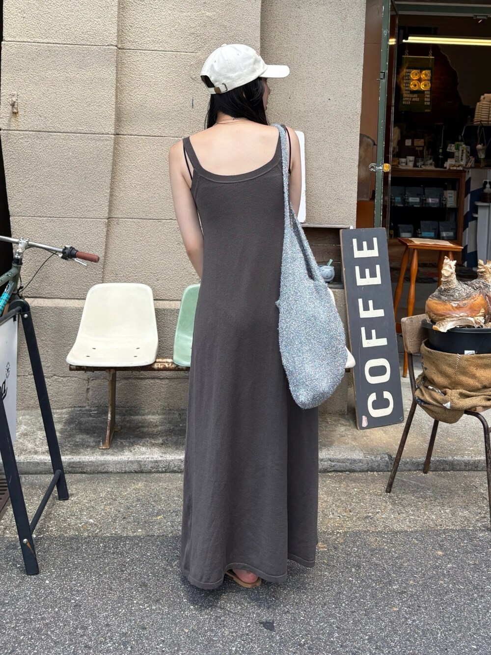 ブラック系のサンダル、シルバー系のトートバッグを着用したレディースの夏コーディネートの3枚目の写真