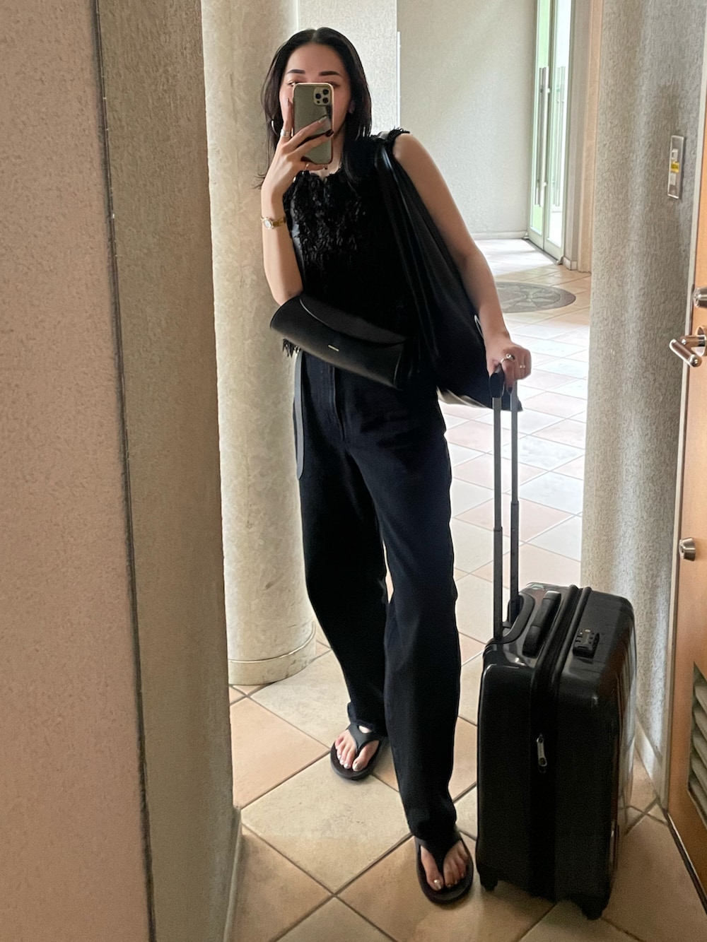 ブラック系のサンダル、ブラック系のデニムパンツ、ブラック系のシャツ/ブラウスを着用したレディースの夏コーディネートの2枚目の写真