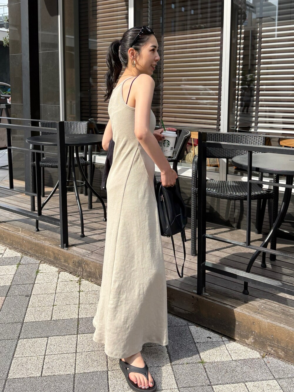 ブラック系のサンダル、ブラック系のシャツ/ブラウス、ブラック系のショルダーバッグを着用したレディースの春コーディネートの4枚目の写真