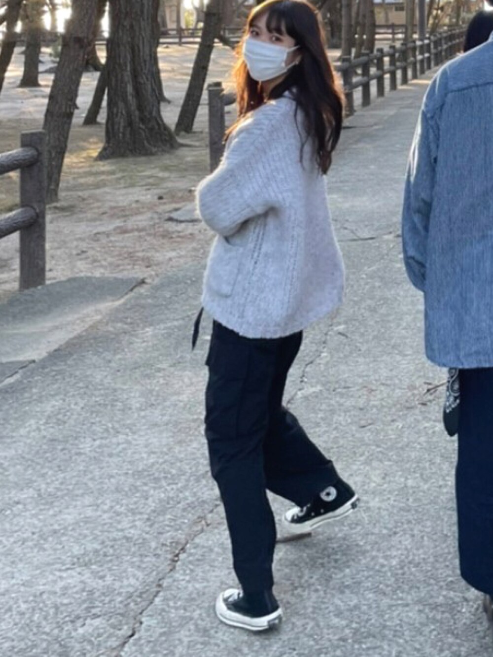 ホワイト系のTシャツ/カットソー、ブラック系のその他パンツを着用したレディースの春コーディネートの3枚目の写真