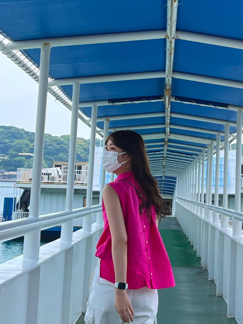 ホワイト系のカーゴパンツ、ピンク系のシャツ/ブラウスを着用したレディースの夏コーディネートの3枚目の写真