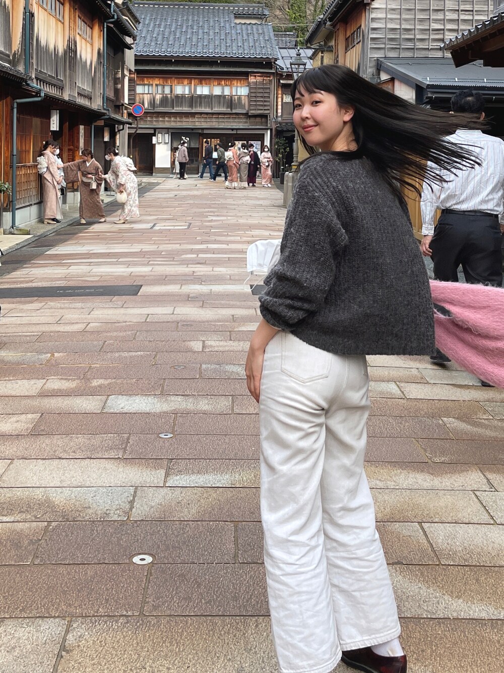 ホワイト系のデニムパンツ、ブラック系のローファー、ピンク系のハンドバッグを着用したレディースの春コーディネートの2枚目の写真