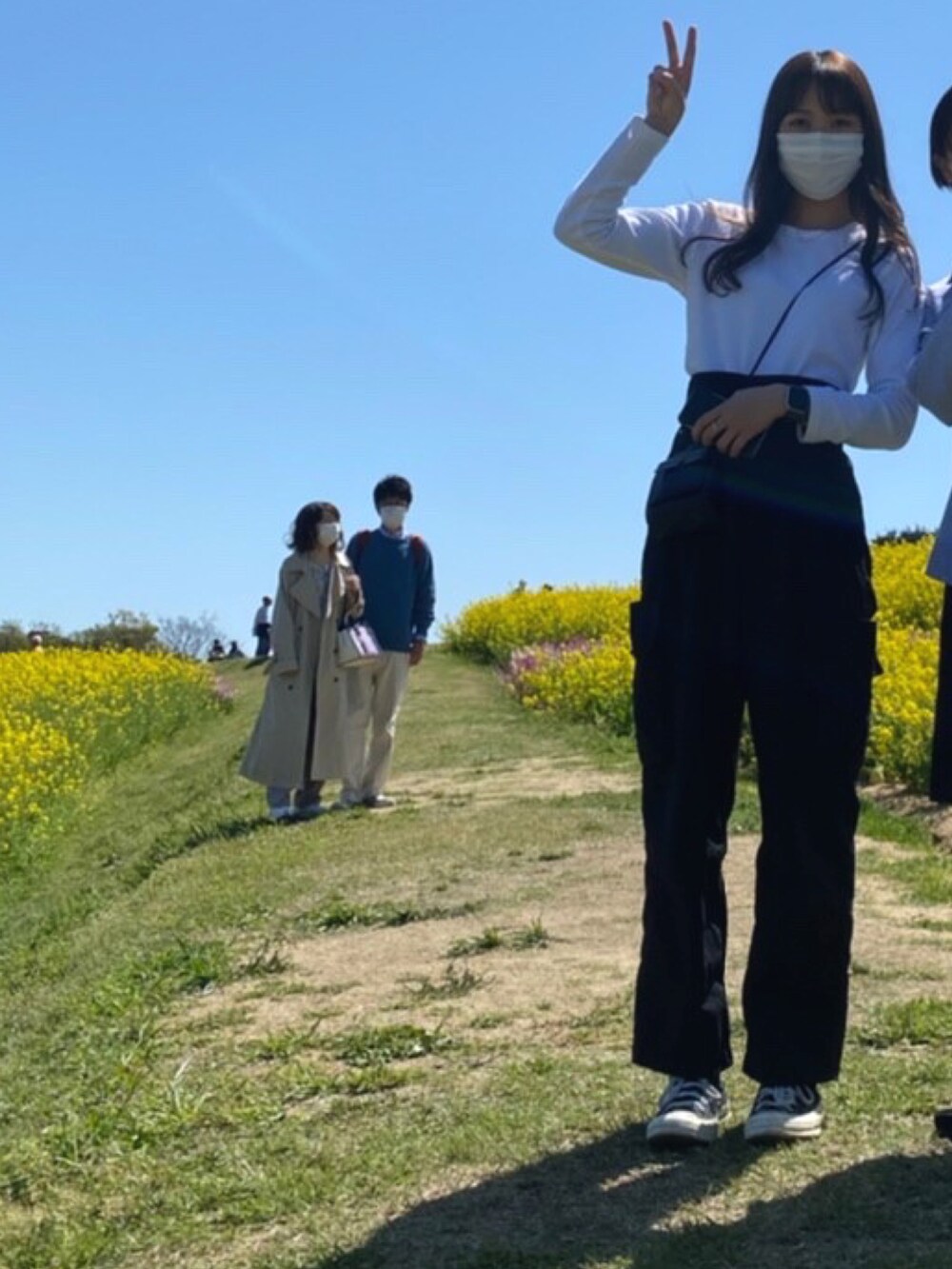 ホワイト系のTシャツ/カットソー、ブラック系のその他パンツを着用したレディースの春コーディネートの2枚目の写真