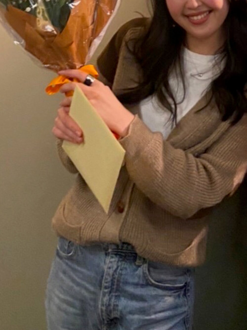 ブラック系のローファー、ブルー系のデニムパンツ、ブラック系のショルダーバッグを着用したレディースの春コーディネートの2枚目の写真