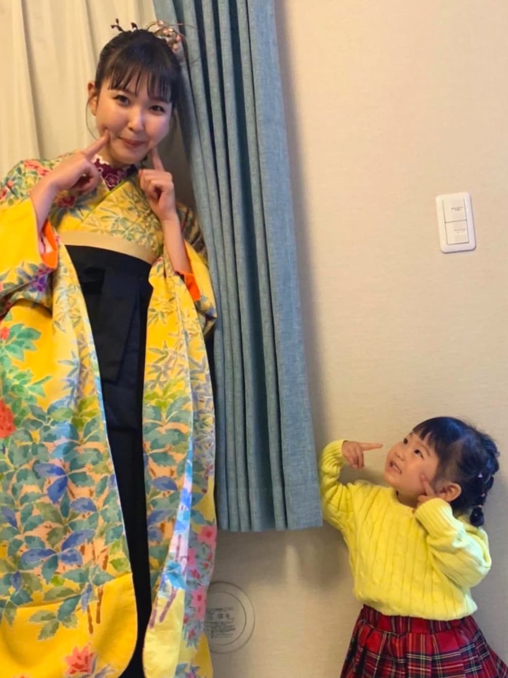 ブラック系のブーツを着用したレディースの春コーディネートの3枚目の写真