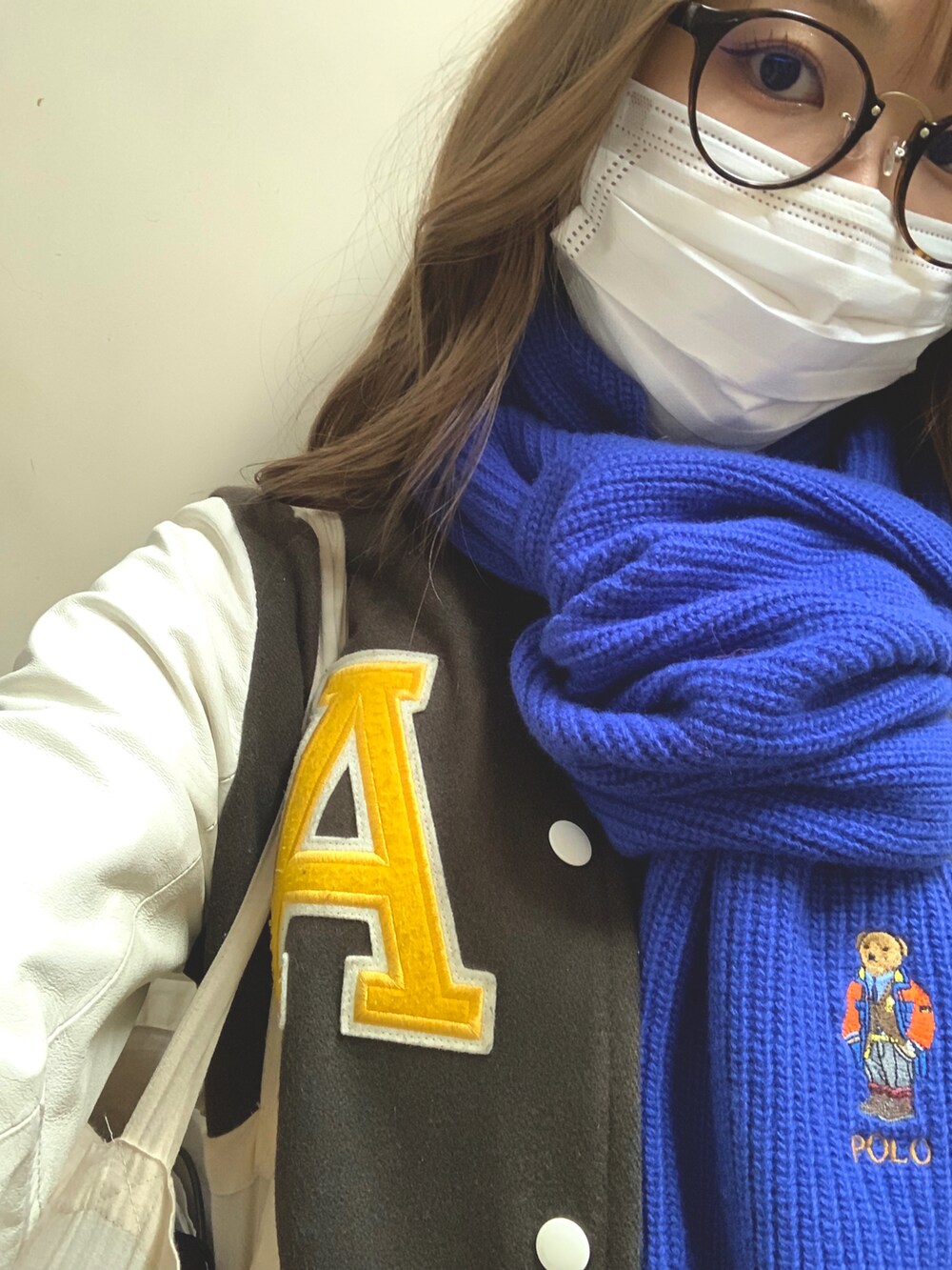 ブラック系のデニムパンツ、ブラウン系のローファー、グリーン系のスタジャンを着用したレディースの秋コーディネートの2枚目の写真