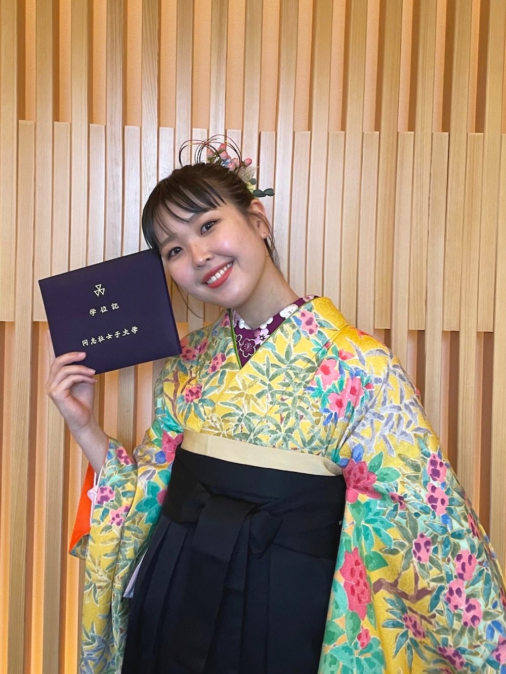 ブラック系のブーツを着用したレディースの春コーディネートの2枚目の写真