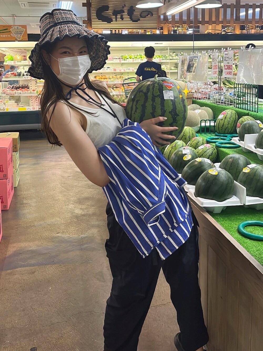 ホワイト系のタンクトップ、ブラック系のその他パンツ、ブルー系のハットを着用したレディースの夏コーディネートの3枚目の写真