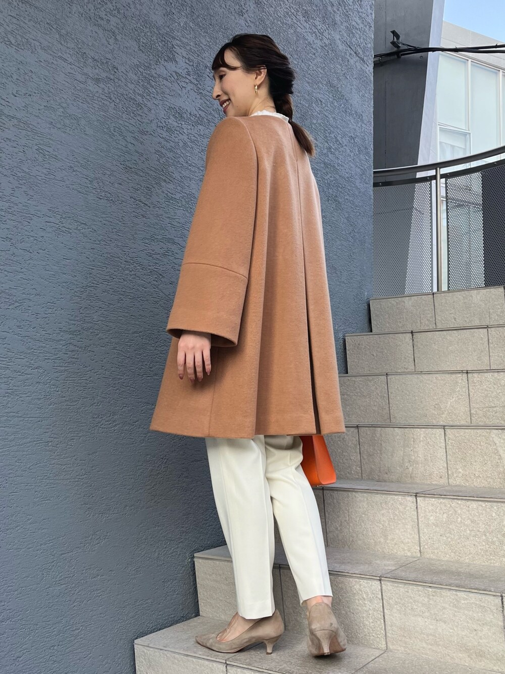 「ファッションを楽しもう、冬コーデ、冬アウター、冬服、パンツスタイル、キレイめ、ノーカラーコート、キャメル、Aライン、パンツコーデ、お出かけコーデ、ノーリーズ、大人かわいい、パール、白パンツ」｜「NOLLEY’Sのサキソニーストレッチパンツ（その他パンツ、ホワイト系）」を使った、nol ikeoさん（レディース・160cm）の秋コーディネートの8枚目の写真