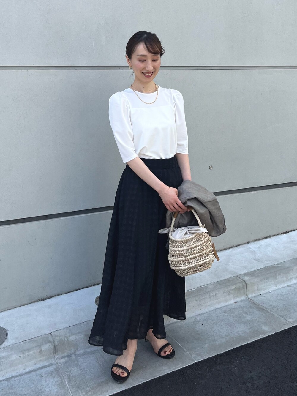 ホワイト系のTシャツ/カットソー、ブラック系のスカート、ブラウン系のテーラードジャケットを着用したレディースの夏コーディネートの7枚目の写真