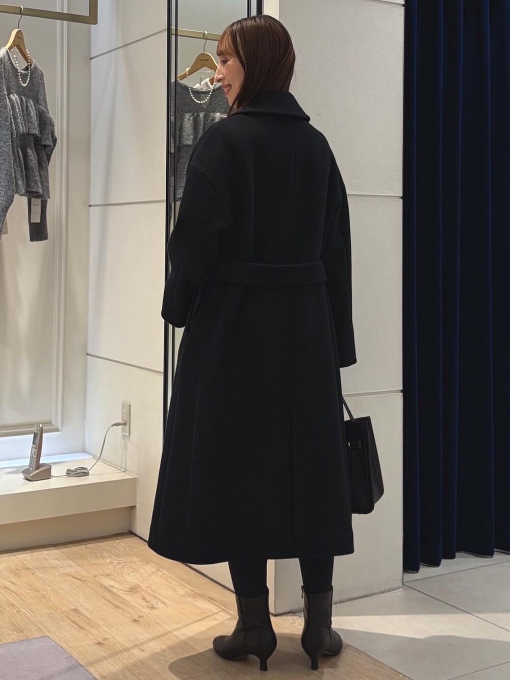 グレー系のその他トップス、ブラック系のその他アウター、ベージュ系のスカートを着用したレディースの冬コーディネートの7枚目の写真