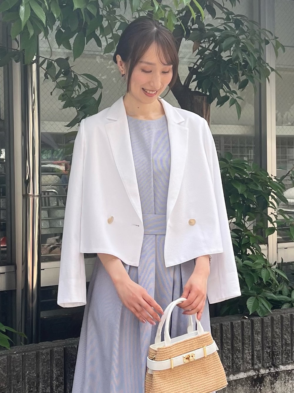 「さらっと晴れやかスナップ、夏コーデ、お出かけコーデ、ワンピース、キレイめ、ジャケット、テーラードジャケット、ショート丈、ワンピーススタイル、きれいめカジュアル、ストライプ、ノーリーズ、白ジャケット、ワンピースコーデ、デート」｜「NOLLEY’Sの2WAYカフイヤリング（イヤリング、シルバー系）」を使った、nol ikeoさん（レディース・160cm）の夏コーディネートの4枚目の写真