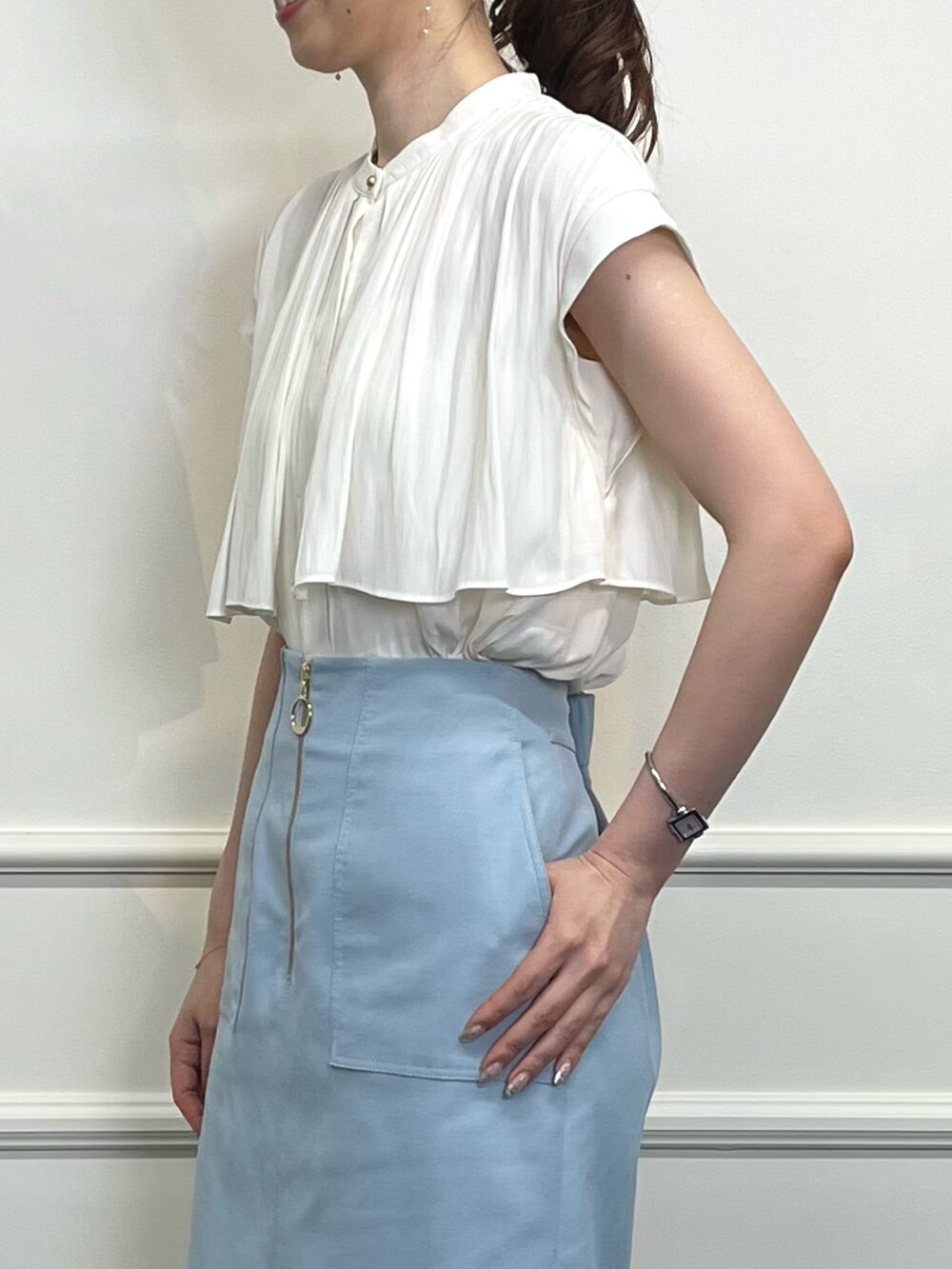 ホワイト系のシャツ/ブラウス、ブルー系のスカート、ホワイト系のサンダルを着用したレディースの夏コーディネートの3枚目の写真