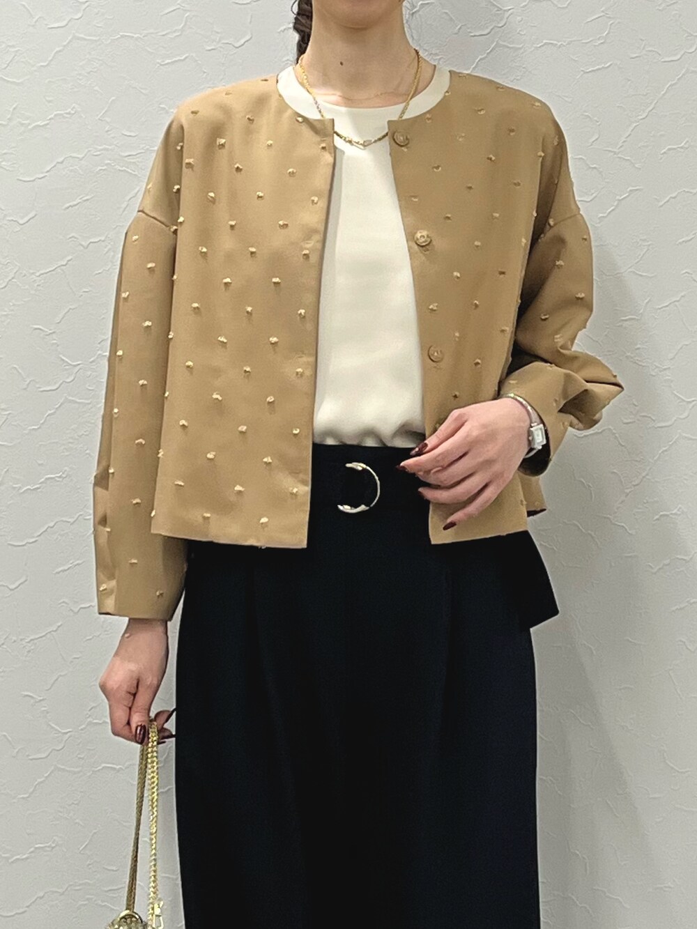 「きれいめカジュアル、キレイめ、ドット、ジャガード、ブルゾン、羽織り、ワイドパンツ、ベルト、大人カジュアル、キャメル、ネイビー、パンツスタイル、ブラウス、ノーリーズ、ノーカラージャケット」|「NOLLEY’Sの【grace grace/グラスグラス】10K カットワイヤーフープ ピアス(ピアス(両耳用)、ゴールド系)」を使った、nol ikeoさん(レディース・160cm)の秋コーディネートの6枚目の写真