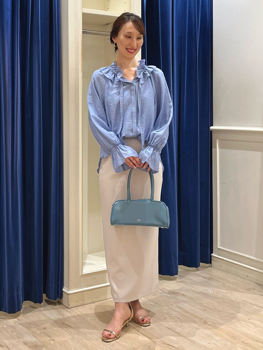 「きれいめカジュアル、フリル、リボン、フリルブラウス、ブラウス、スカート、タイトスカート、大人かわいい、サックスブルー、シルク、ネックレス、バッグ、ノーリーズ、ロングスカート、ブラウスコーデ」｜「NOLLEY’Sの【grace grace/グラスグラス】チェーンネックレス（ネックレス、ゴールド系）」を使った、nol ikeoさん（レディース・160cm）の夏コーディネートの7枚目の写真