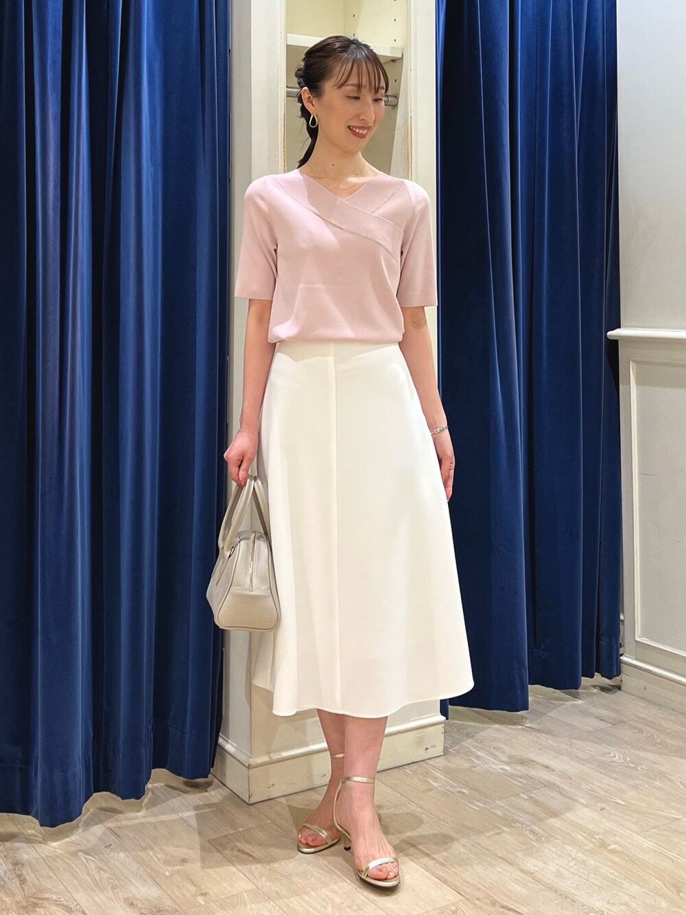「春色、春めき満開コーデ、春、きれいめコーデ、ニット、カシュクール、ピンク、ピンクコーデ、フレアスカート、スカート、スカートスタイル、大人かわいい、ノーリーズ、春コーデ、オフィスカジュアル」｜「NOLLEY’S Sophiの《手洗い可能》カシュクール風5分袖プルオーバーニット（ニット/セーター、ピンク系）」を使った、nol ikeoさん（骨格ウェーブ・レディース・160cm）の春コーディネートの2枚目の写真