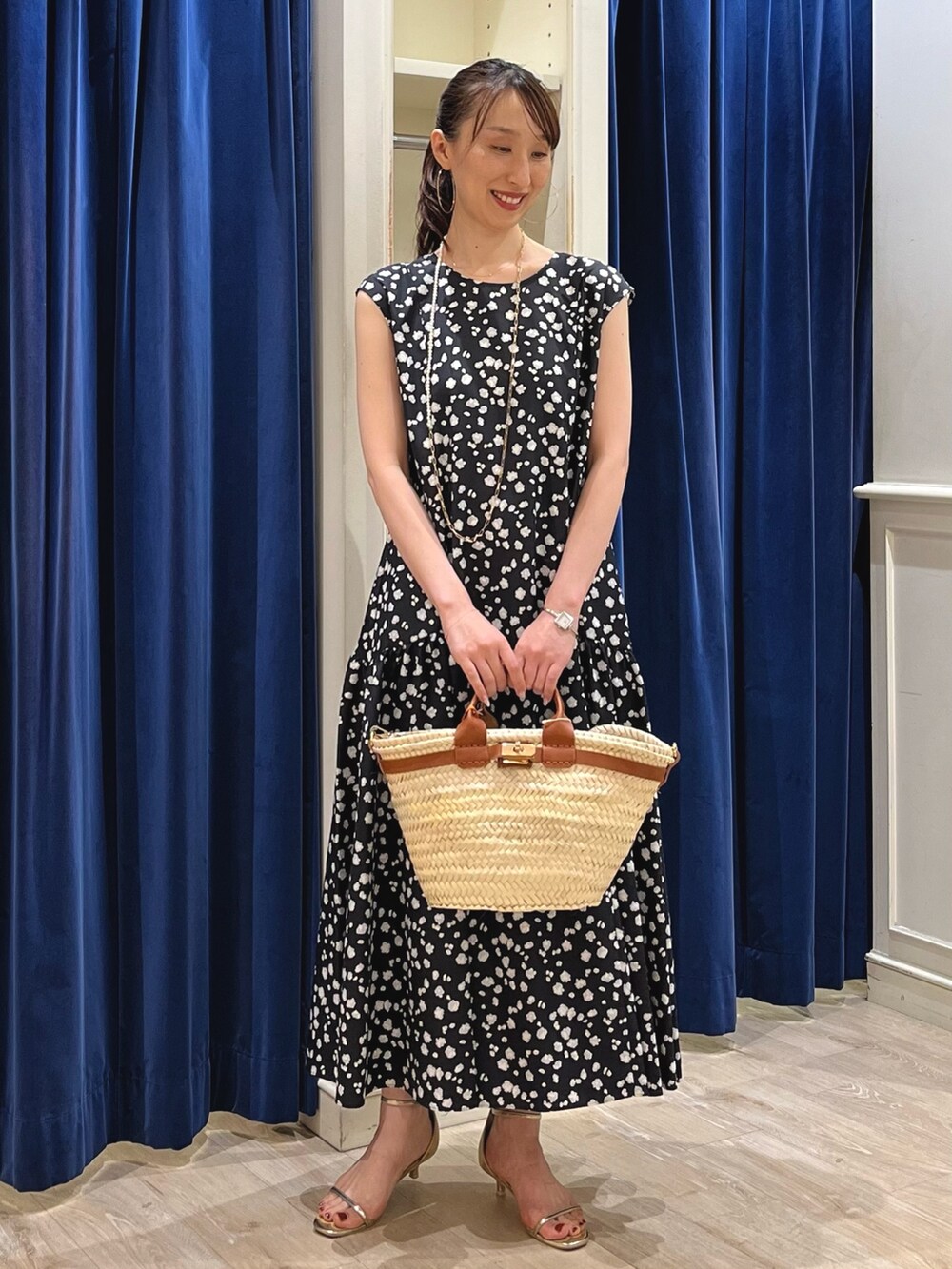 「夏コーデ、ワンピース、お出かけコーデ、大人ガーリー、ワンピーススタイル、ロングワンピース、小花柄、花柄ワンピース、花柄、フラワープリント、モノトーン、かごバッグ、夏ワンピース、ノーリーズ、きれいめカジュアル」｜「NOLLEY’Sの【WEB限定】マルチWAY チェーン＆淡水パールロングネックレス（ネックレス、ゴールド系）」を使った、nol ikeoさん（レディース・160cm）の夏コーディネートの5枚目の写真