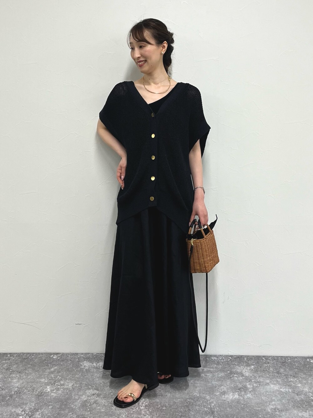 「カーディガン、休日スタイル、モノトーン、かごバッグ、ロングスカート、ブラック、ブラックコーデ、黒、マキシスカート、大人カジュアル、リネン、ノーリーズ、ざっくりニット、ゆるニット、オールブラック」|「NOLLEY’Sのミニハートピアス(ピアス(両耳用)、ゴールド系)」を使った、nol ikeoさん(レディース・160cm)の春コーディネートの2枚目の写真