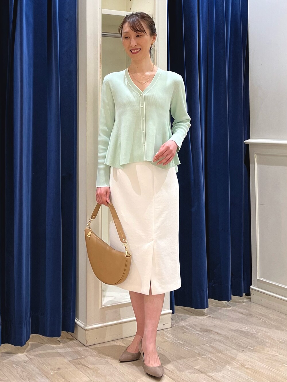 「春カラー、春夏コーデ、スカートスタイル、ホワイト、カーディガンコーデ、リブニット、カーディガン、タイトスカート、スカート、春コーデ、ミントグリーン、オフィスカジュアル、ノーリーズ、きれいめカジュアル、キレイめ」｜「NOLLEY’Sの【grace grace/グラスグラス】ペスカフックスリムネックレス（ネックレス、ゴールド系）」を使った、nol ikeoさん（骨格ウェーブ・レディース・160cm）の春コーディネートの2枚目の写真