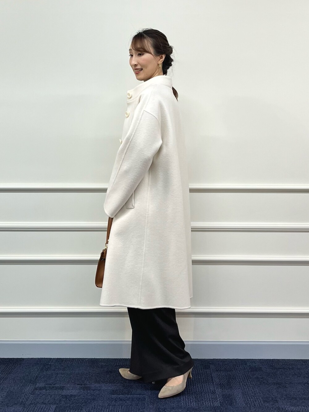 ホワイト系のその他アウター、ブラウン系のシャツ/ブラウス、ブラウン系のその他パンツを着用したレディースの冬コーディネートの6枚目の写真