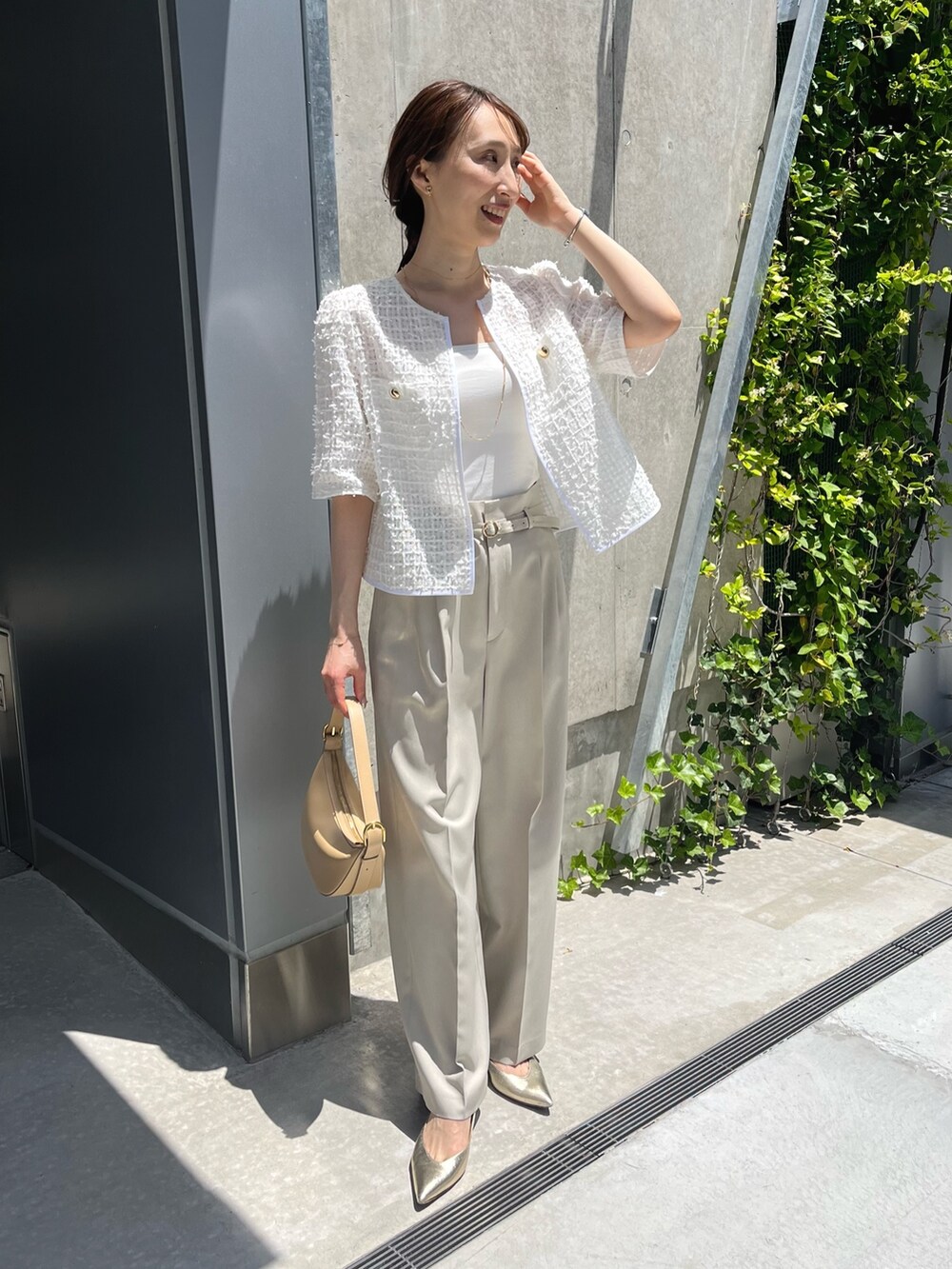 ホワイト系のノーカラージャケット、ベージュ系のその他パンツ、ベージュ系のショルダーバッグを着用したレディースの夏コーディネートの6枚目の写真