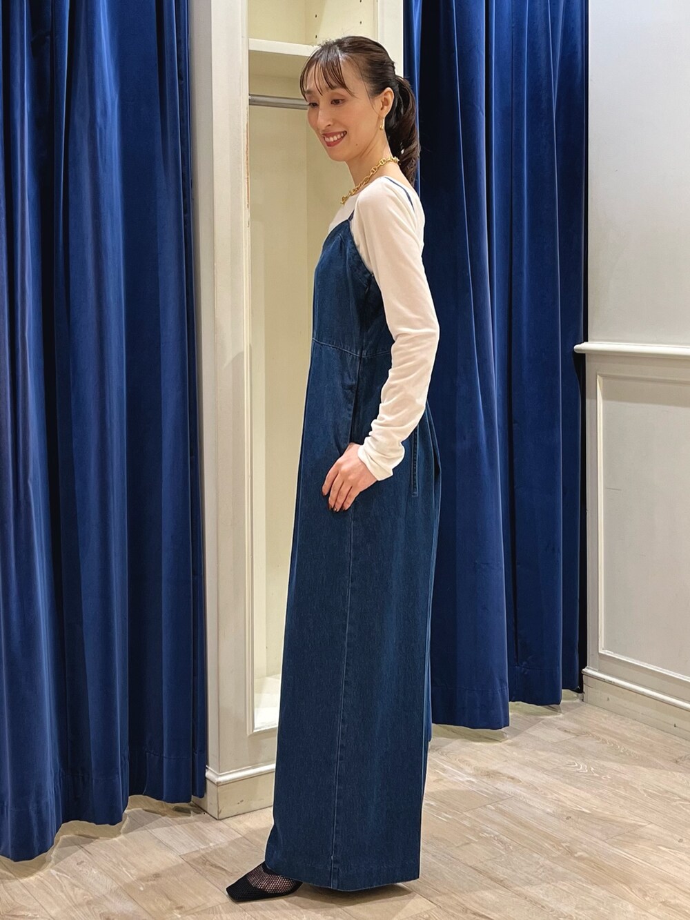 「秋服準備はじめました、休日スタイル、シアートップス、オトナカジュアル、デニム、デニムコーデ、オールインワン、サロペット、デニムサロペット、デニムオールインワン、ベロア、ワイドパンツ、デニムパンツ、きれいめカジュアル、ノーリーズ」|「NOLLEY’Sのアンカーチェーンインパールネックレス(ネックレス、ゴールド系)」を使った、nol ikeoさん(レディース・160cm)の秋コーディネートの6枚目の写真