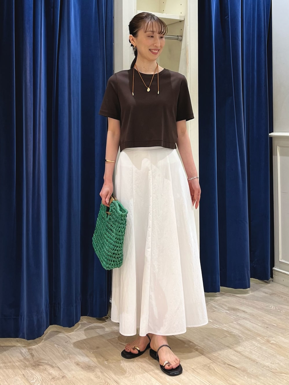 「サンダル、きれいめカジュアル、休日スタイル、ロングスカート、大人カジュアルコーデ、ブラウン、フレアスカート、Tシャツコーデ、Tシャツ、スカート、ショート丈トップス、ショート丈、ノーリーズ、Ｔシャツ、夏コーデ」｜「NOLLEY’Sのニュアンスプレートネックレス（ネックレス、ゴールド系）」を使った、nol ikeoさん（骨格ウェーブ・レディース・160cm）の春コーディネートの9枚目の写真