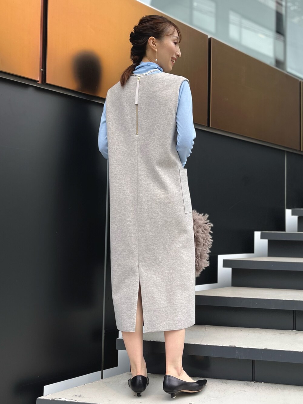 「最近のいい感じコーデ、お出かけコーデ、ワンピース、ニット、クリスマスに着たい服、ファー、休日スタイル、ハイネック、ジャンパースカート、ジャンスカ、ノーリーズ、サックスブルー、グレー、パール、ファーバッグ」｜「NOLLEY’Sのコットンパールブラチェーンイヤリング（イヤリング、ホワイト系）」を使った、nol ikeoさん（レディース・160cm）の冬コーディネートの6枚目の写真