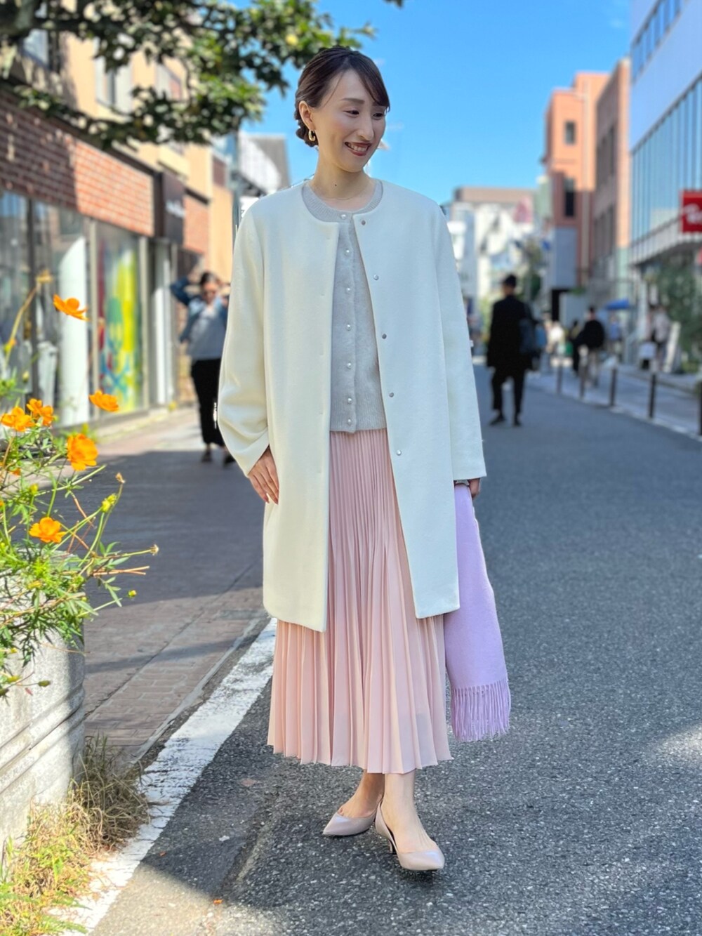 「新星WEARISTAにエントリー、冬アウター、クリスマスに着たい服、マイベストコーデ2023、お出かけコーデ、ロングスカート、淡色コーデ、大人かわいい、キレイめ、ノーカラーコート、プリーツスカート、ノーリーズ、コート、きれいめコーディネート、スカート」｜「NOLLEY’S Sophiのへアリーパール釦クルーネックカーディガン（カーディガン/ボレロ、ベージュ系）」を使った、nol ikeoさん（レディース・160cm）の冬コーディネートの4枚目の写真