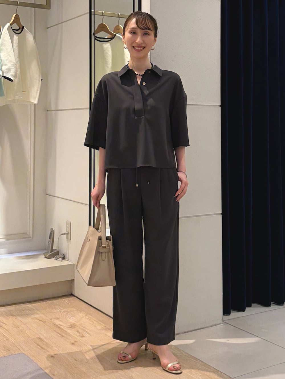 グレー系のシャツ/ブラウス、グレー系のその他パンツ、ベージュ系のトートバッグを着用したレディースの春コーディネートの2枚目の写真