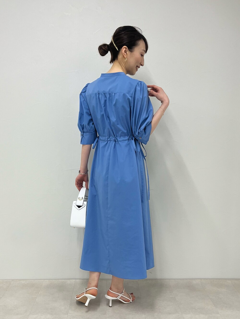 「ショップスタッフの推しワンピ、ショップスタッフの好印象コーデ、ワンピース、シャツワンピ、シャツワンピース、サックスブルー、キレイめ、フェミニン、きれいめコーディネート、ストラップサンダル、爽やかコーデ、ブルー、ブルーコーデ、春夏コーデ、ノーリーズ」｜「NOLLEY’Sのシャツワンピース（シャツワンピース、ブルー系）」を使った、nol ikeoさん（レディース・160cm）の春コーディネートの5枚目の写真