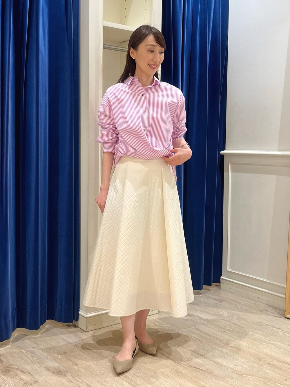 ピンク系のシャツ/ブラウス、ホワイト系のスカートを着用したレディースの春コーディネートの2枚目の写真