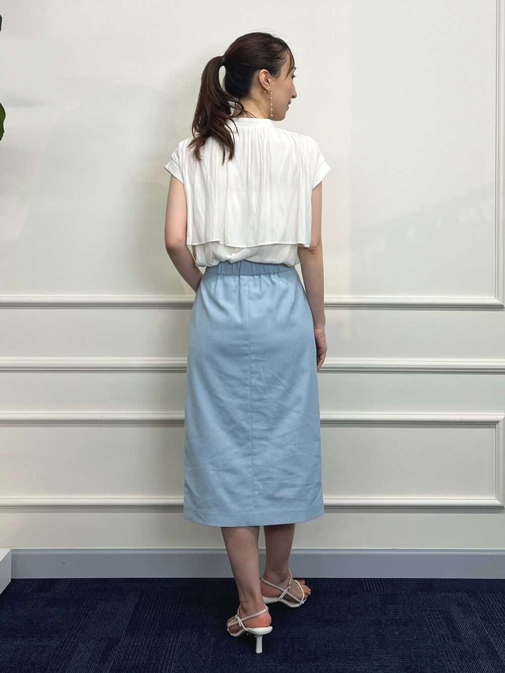 ホワイト系のシャツ/ブラウス、ブルー系のスカート、ホワイト系のサンダルを着用したレディースの夏コーディネートの8枚目の写真