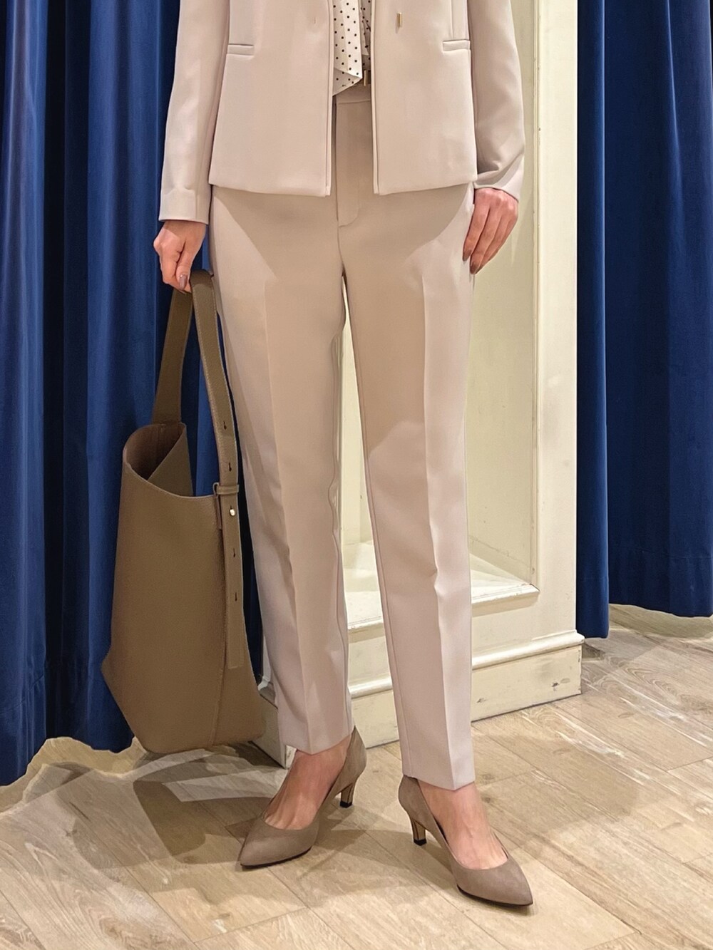 「セットアップ、パンツスタイル、オトナ女子、オフィススタイル、オフィスコーデ、通勤コーデ、ジャケット、スーツスタイル、スーツ、ノーカラージャケット、ジャケットスタイル、パンツコーデ、ボウタイブラウス、ノーリーズ、ドット」|「NOLLEY’Sの【grace grace/グラスグラス】10K ペタルチェーンピアス(ピアス(両耳用)、ゴールド系)」を使った、nol ikeoさん(レディース・160cm)の冬コーディネートの6枚目の写真