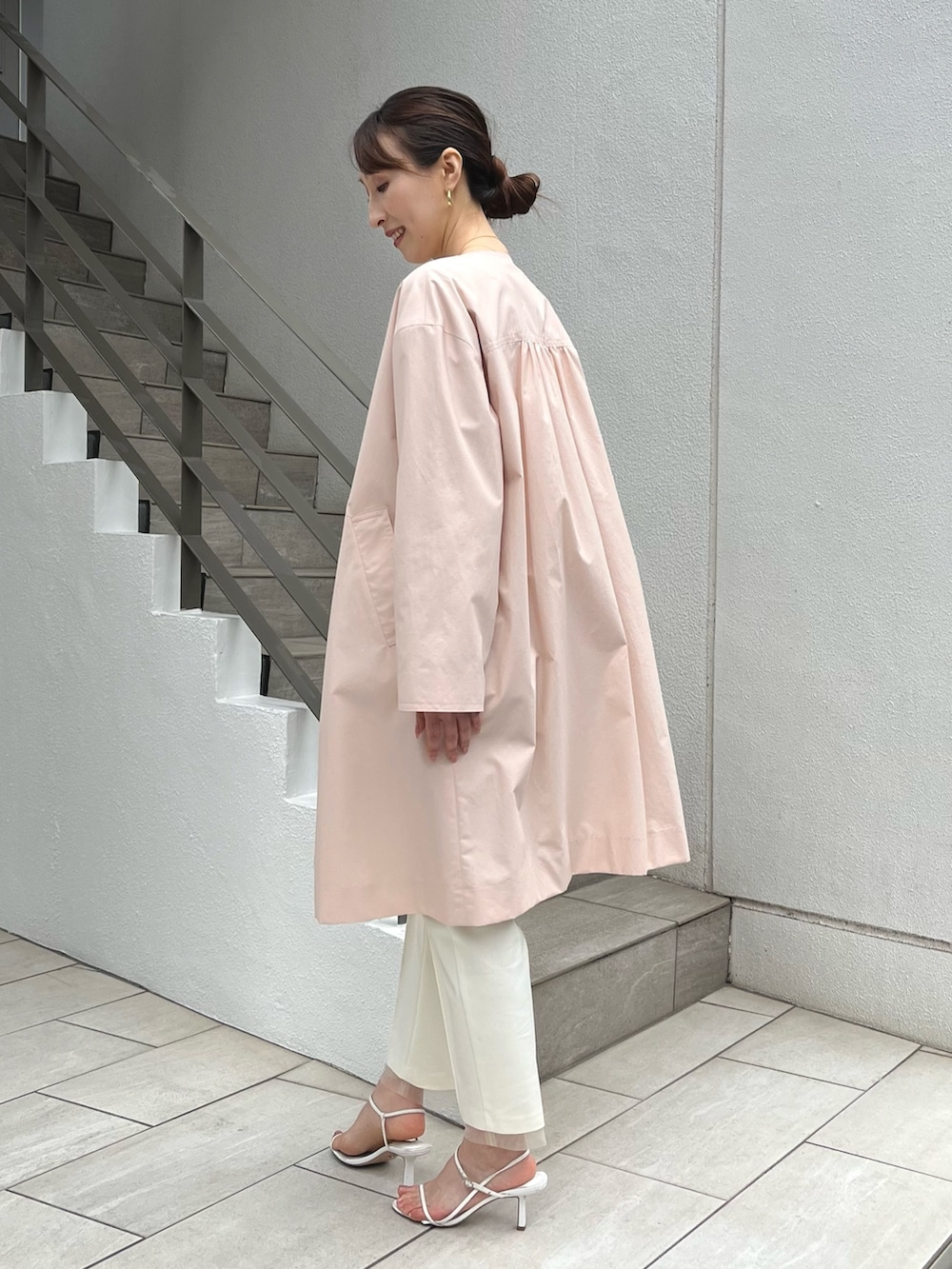 「春色、オフィスカジュアル、パンツコーデ、コート、春アウター、ノーカラーコート、ピンク、春コーデ、テーパードパンツ、ワントーンコーデ、ノーリーズ、パンツスタイル、キレイめ、カラーアウター、24ssトレンド」|「NOLLEY’S Sophiの《手洗い可能》肩タックリブフレアプルオーバーニット(ニット/セーター、ホワイト系)」を使った、nol ikeoさん(レディース・160cm)の冬コーディネートの10枚目の写真