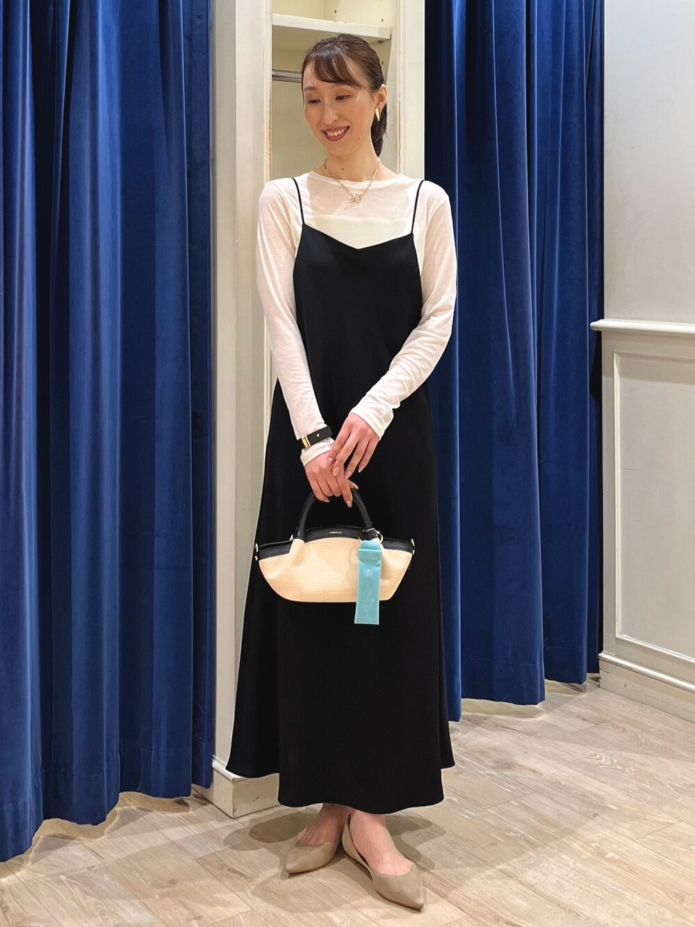 「ロンT、シアートップス、オトナカジュアル、オトナ女子、休日スタイル、キレイめカジュアル、キャミワンピ、キャミワンピース、モノトーン、モノトーンコーデ、ワンピース、シアー、ブラック、ノーリーズ、大人カジュアル」|「NOLLEY’Sの【grace grace/グラスグラス】ハートイヤリング(イヤリング、ゴールド系)」を使った、nol ikeoさん(骨格ウェーブ・レディース・160cm)の春コーディネートの5枚目の写真