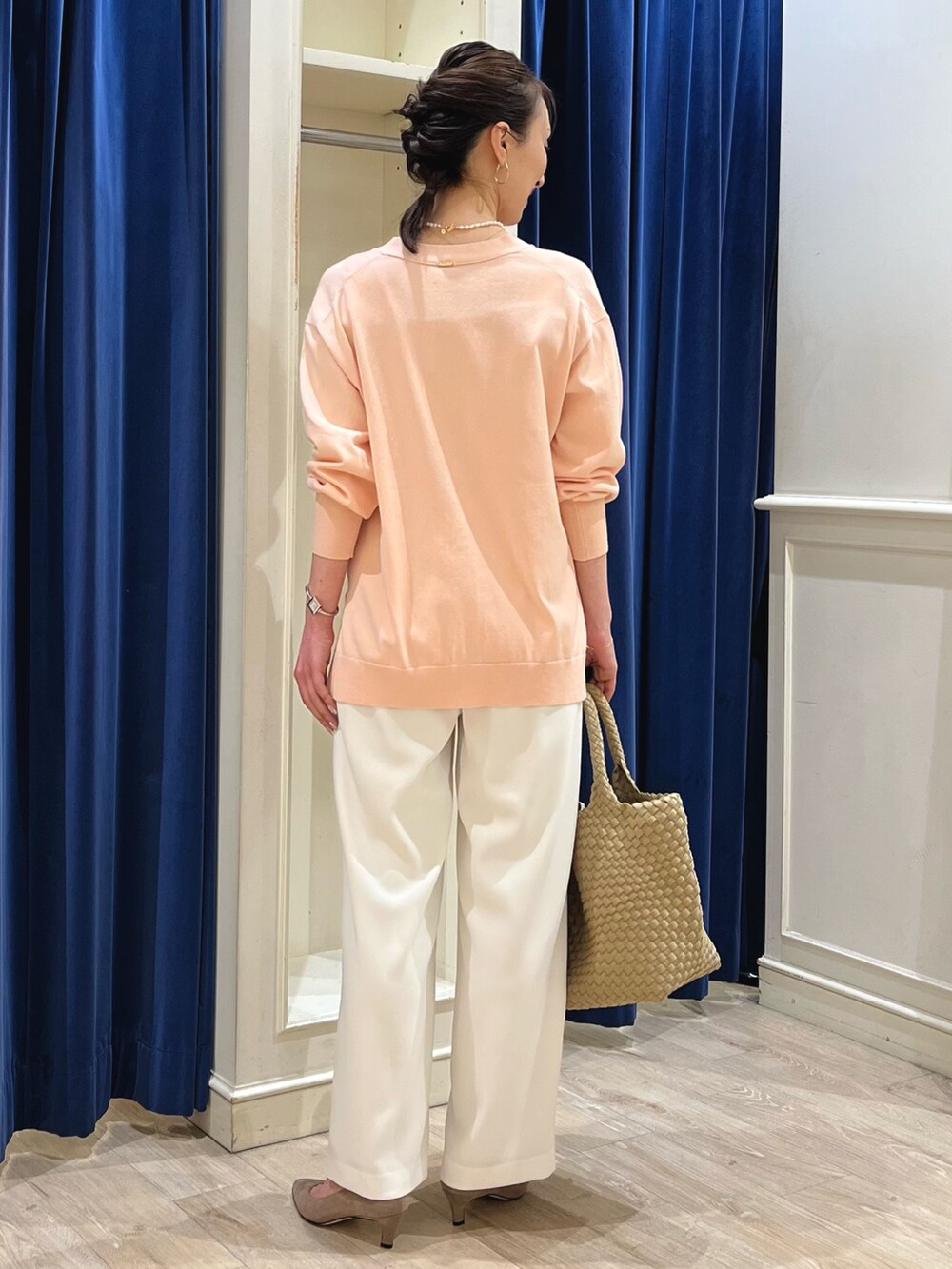 「春コーデ、春、パンツコーデ、ピンク、カーディガン、カーディガンコーデ、ノーリーズ、ワイドパンツ、イージーパンツ、パンツスタイル、きれいめカジュアル、メッシュバッグ、トートバッグ、白パンツ、ニットカーディガン」|「NOLLEY’Sの淡水パールネックレス(ネックレス、ホワイト系)」を使った、nol ikeoさん(骨格ウェーブ・レディース・160cm)の春コーディネートの9枚目の写真