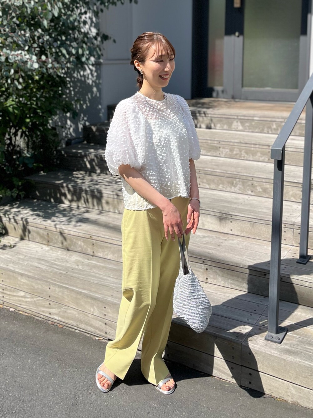 ホワイト系のシャツ/ブラウス、ホワイト系のキャミソール、イエロー系のその他パンツを着用したレディースの春コーディネートの9枚目の写真