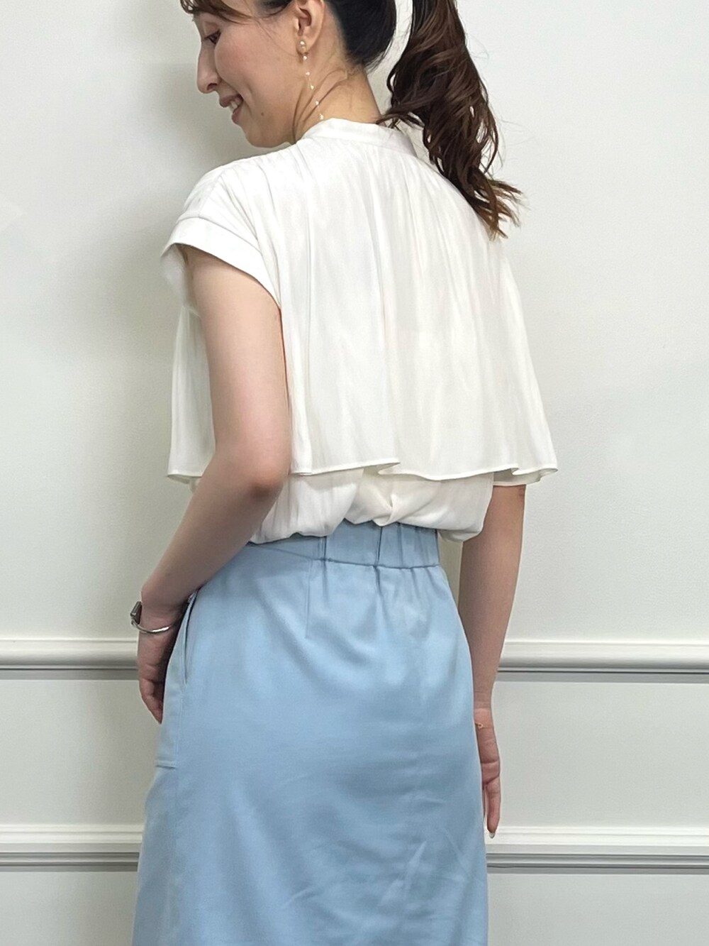 ホワイト系のシャツ/ブラウス、ブルー系のスカート、ホワイト系のサンダルを着用したレディースの夏コーディネートの5枚目の写真