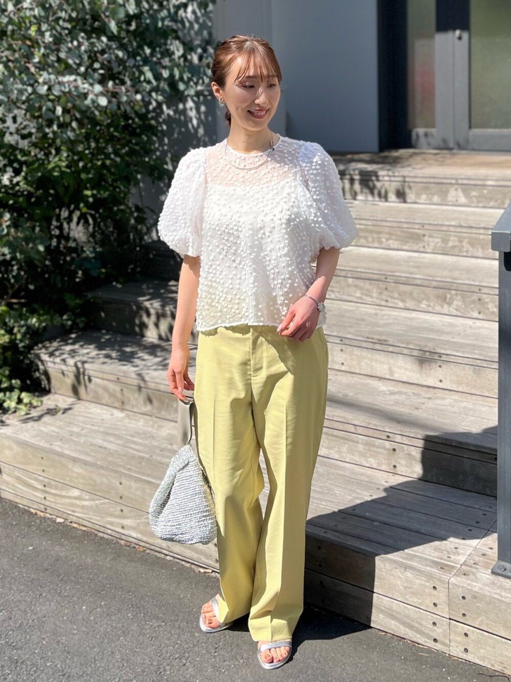 ホワイト系のシャツ/ブラウス、ホワイト系のキャミソール、イエロー系のその他パンツを着用したレディースの春コーディネートの3枚目の写真