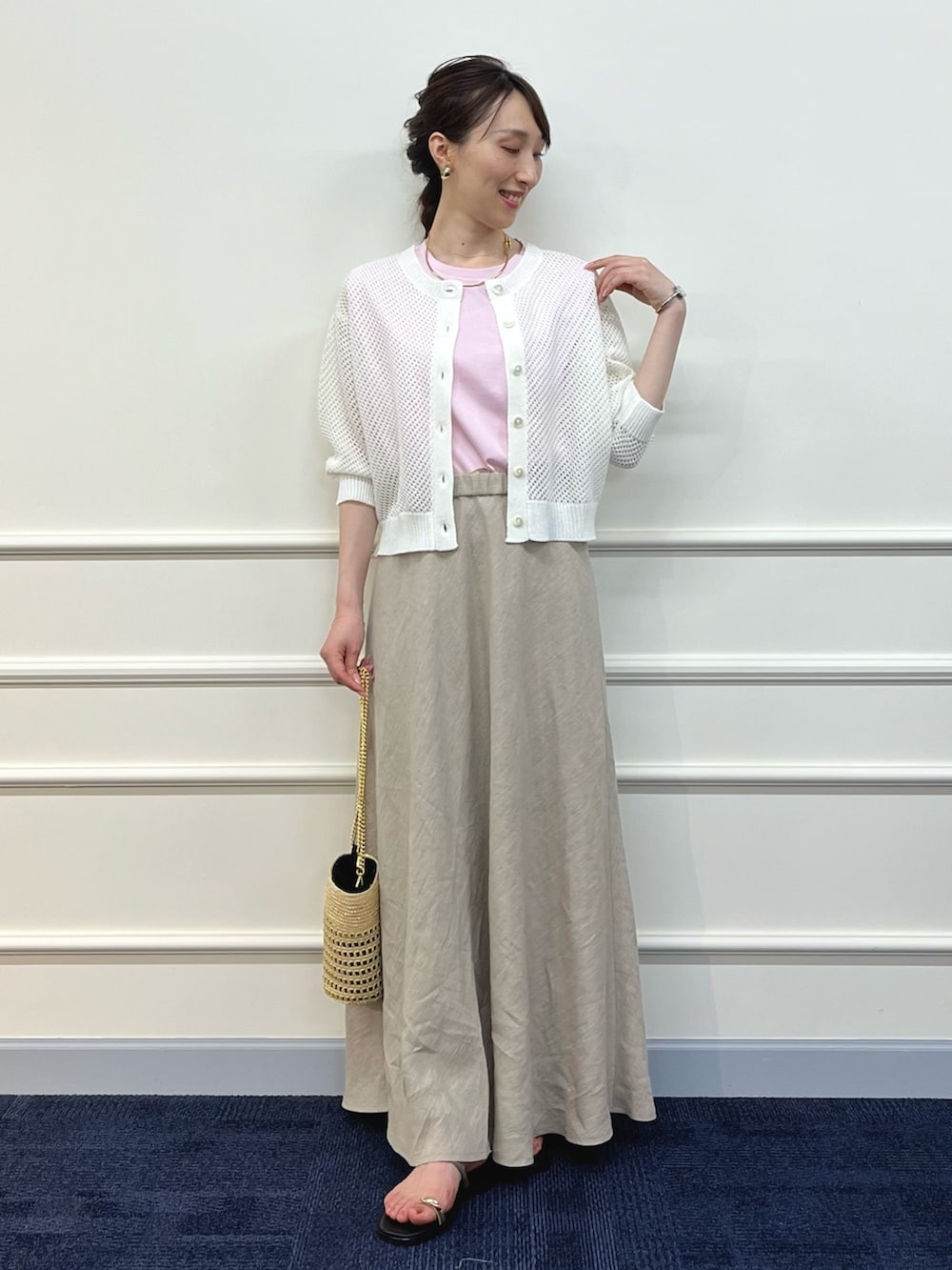 ホワイト系のカーディガン/ボレロ、ピンク系のTシャツ/カットソー、ベージュ系のスカートを着用したレディースの夏コーディネートの4枚目の写真