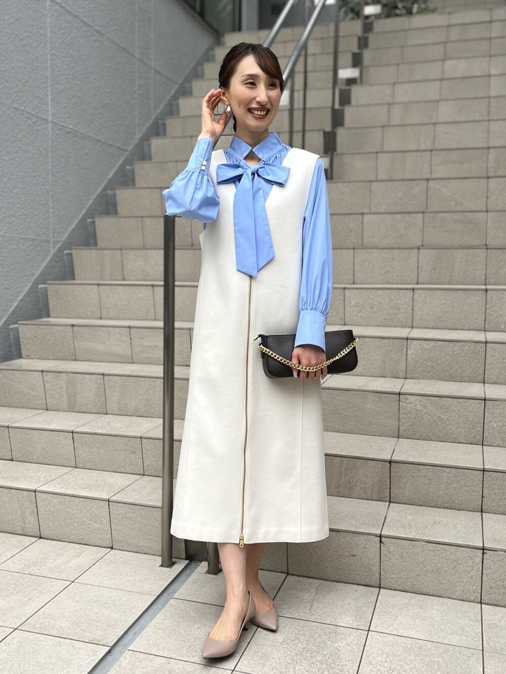 ブルー系のシャツ/ブラウス、ホワイト系のワンピース、ブルー系のショルダーバッグを着用したレディースの冬コーディネートの2枚目の写真