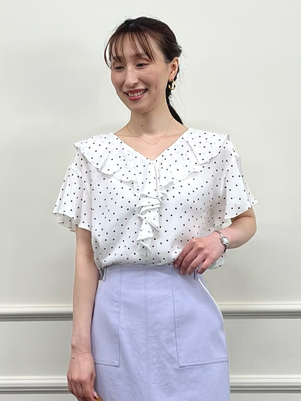 ホワイト系のシャツ/ブラウス、パープル系のスカート、イエロー系のショルダーバッグを着用したレディースの夏コーディネートの3枚目の写真